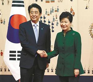 握手する両首相の写真