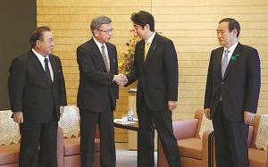 安倍晋三首相と翁長雄志沖縄県知事の写真