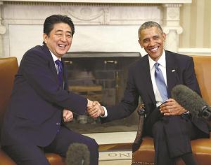 オバマ米大統領と握手する安倍晋三首相の写真
