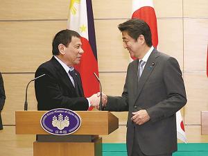 安倍晋三首相とフィリピンのドゥテルテ大統領が握手している写真