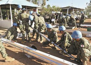 国連施設内で、カンボジアＰＫＯ部隊の病院職員施設建設を支援する陸上自衛隊のＰＫＯ派遣部隊の写真