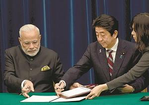 原子力協定に署名したモディ首相、安倍首相の写真