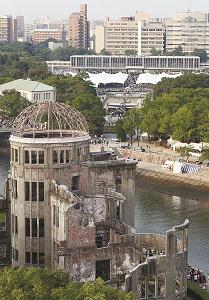 原爆ドーム（手前）と広島平和記念資料館（奥）の写真