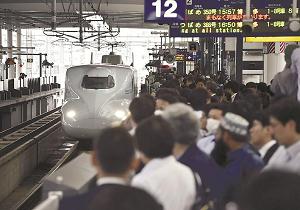 ホームに入ってくる九州新幹線の写真