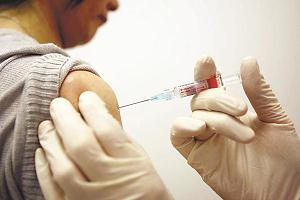 子宮頸がんワクチンを注射している写真