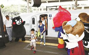 熊本駅で乗客を迎えるくまモンらの写真