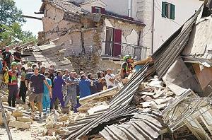 地震で救出作業にあたる人たち写真