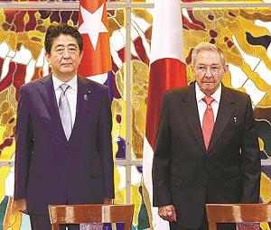 ラウル・カストロ国家評議会議長と安倍晋三首相の写真