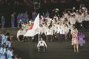 リオ・パラリンピックで入場する日本選手団の写真