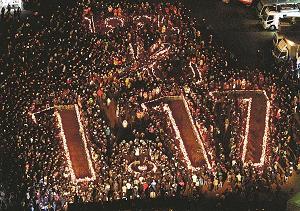 約7千本の竹灯籠の火で「1995　光　1・17」と浮かび上がった写真