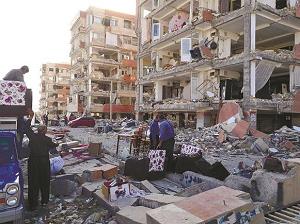 建物が崩壊したイラン西部の写真