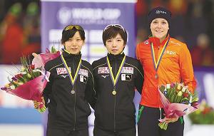 ベスト３に入った女子選手の写真。中央が小平奈緒選手、左が高木美帆選手