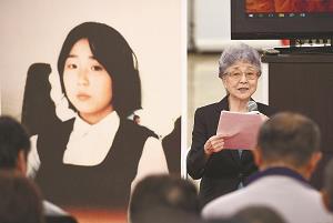 多くの聴衆が詰めかけた座談会で話す横田めぐみさんの母・早紀江さんの写真