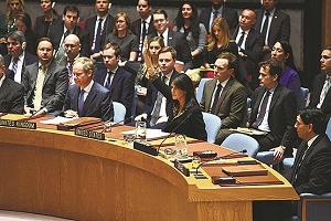 国連安全保障理事会で手を上げる米国の写真