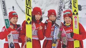 スキージャンプ女子団体のメンバー（伊藤有希、岩渕香里、勢藤優花、高梨沙羅）の写真