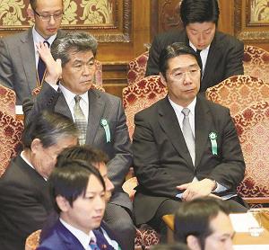 衆議院予算委員会に出席する嶋貫和男氏と前川喜平・同省前事務次官の写真