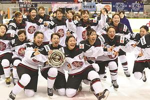 アイスホッケー女子日本チームの集合写真