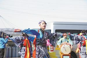 ふるさとに伝わる踊りを披露する横山和佳奈さんの写真