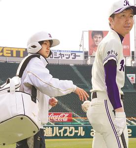 阪神甲子園球場で女子部員が練習の一部に参加している様子の写真