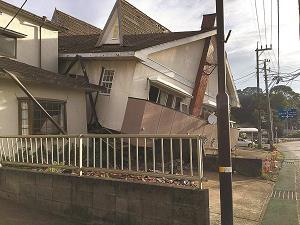 梅木さんが撮影した倒壊した家の写真