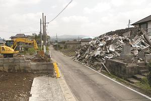 がれきや倒壊した家屋がある熊本県益城町の写真