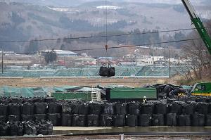 福島県飯舘村の汚染土の仮置き場の写真