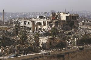 激しく破壊されたアレッポ城周辺の旧市街の建物の写真