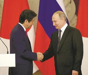 安倍晋三首相とプーチン大統領がモスクワで会談した写真