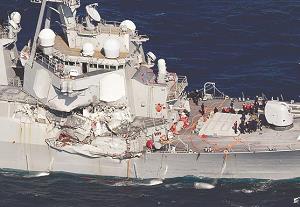 事故に遭ったイージス駆逐艦の写真