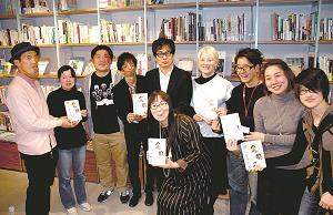 当事者らと著者の水野敬也さんの集合写真