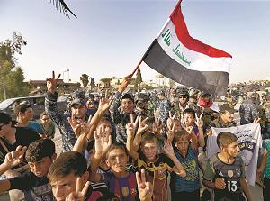 モスル解放宣言を受けて喜ぶ人々の写真