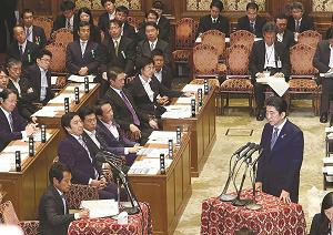閉会中審査で答弁に立った安倍晋三首相の写真