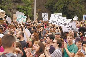 米北東部ボストンでヘイトスピーチの集会が計画されたことに対し、４万人規模の対抗デモが開かれた様子の写真