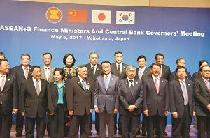 日本と中国、韓国、ＡＳＥＡＮの財務相・中央銀行総裁会議での写真