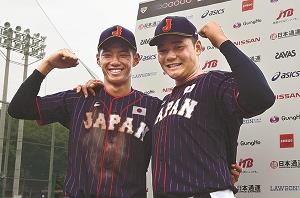 練習試合後、笑顔を見せる清宮選手（右）と広陵高校3年の中村奨成選手の写真