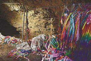 沖縄県読谷村の洞窟「チビチリガマ」の内部の写真