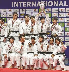 柔道・世界選手権の混合団体戦で優勝した選手達の写真