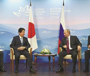 安倍晋三首相とプーチン大統領の会談の写真