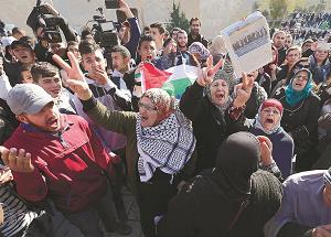 エルサレムの旧市街にあるダマスカス門の前で、米国に対し抗議のデモをする人たちの写真