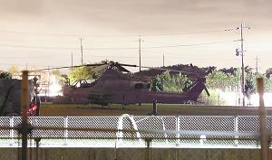 不時着した米軍のヘリコプターの写真