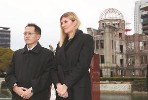 広島の原爆ドーム前に立つＩＣＡＮ事務局長の写真