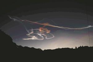 打ち上げ後に現れた夜光雲の写真
