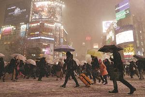 積雪に見舞われた東京・渋谷の交差点の写真