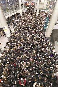 混雑する渋谷駅の改札前の写真