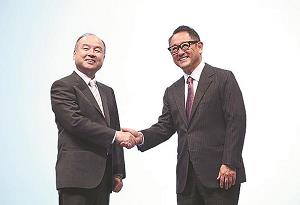 握手を交わすトヨタの豊田章男社長（右）とソフトバンクグループの孫正義会長兼社長の写真