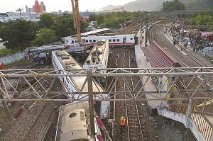 台湾で脱線した列車車両の撤去作業の様子の写真