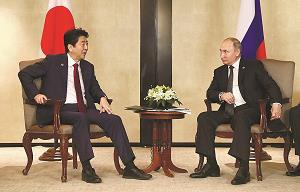 安倍晋三首相とプーチン大統領のシンガポールでの会談の写真