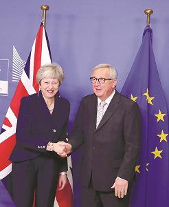 ＥＵ首脳会議の前に、握手するメイ英首相（左）とＥＵのユンケル欧州委員長の写真