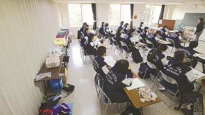 北海道地震の避難生活で、会議室をカーテンで仕切り、教室をして使っている中学校の写真