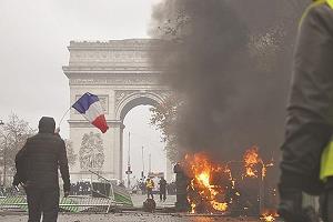 パリの凱旋門前で燃え上がる車両の写真